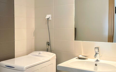 Volme: Flooring, Plumbing Fixture, Wall, Floor, Interior Design, Bathroom Sink, Bathroom, Sink, Plumbing, Tap