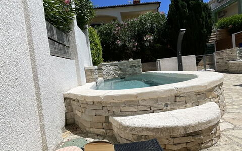 Volme: Outdoor Furniture, Shade, Garden, Concrete, Flagstone, Landscaping, Backyard, Yard, Houseplant, Courtyard