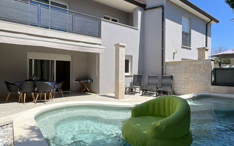 Monte Kope: Swimming Pool, Residential Area, Home, Composite Material, Resort, Estate, Shade, Concrete, Villa, Hacienda
