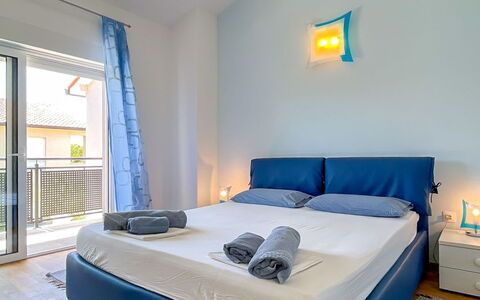 Monte Kope: Furniture, Interior Design, Wood, Floor, Flooring, Bedroom, Room, Bed, Textile, Lighting
