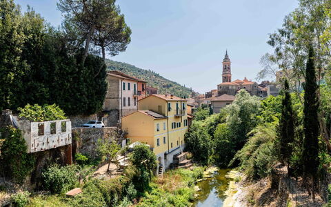 Oliver: Neighbourhood, Residential Area, Landscape, Human Settlement, Rural Area, Village, Suburb, Valley, Mountain Village, Stream