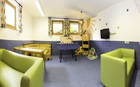 Auffach 606: Furniture, Interior Design, Ceiling, Room, Recreation Room, Chair, Hotel, Houseplant, Light Fixture