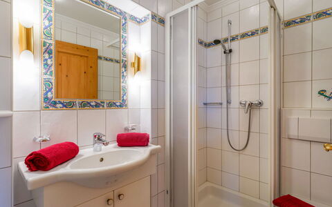 Auffach 606: Interior Design, Flooring, Floor, Plumbing Fixture, Bathroom Sink, Room, Sink, Bathroom, Ceiling, Plumbing