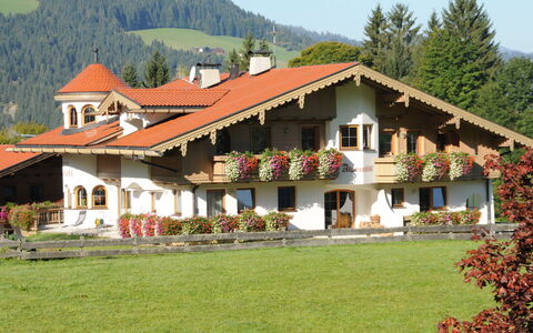 Auffach 606: Roof, House, Shrub, Cottage, Home, Estate, Farmhouse, Groundcover, Garden