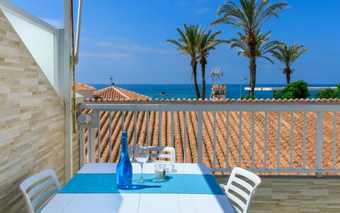 El Bungalow: Furniture, Interior Design, Chair, Outdoor Furniture, Natural Material, Shade, Outdoor Table, Design, Restaurant, Kitchen & Dining Room Table