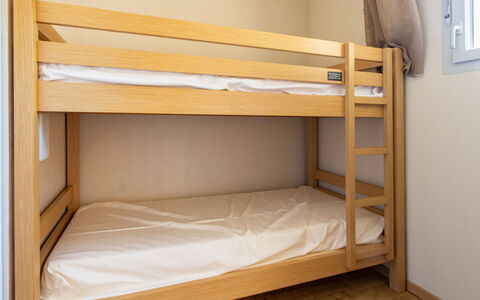 Les Chalets D'Ax: Wood, Bunk Bed, Flooring, Floor, Bed, Bedroom, Bed Frame, Room, Hostel, Bedding
