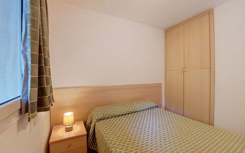 Bravone 610: Wood, Interior Design, Floor, Bedroom, Bed, Flooring, Furniture, Ceiling, Room, Bed Sheet