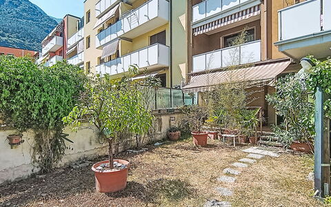 Locanda dei Nonni: Apartment, Urban Design, Balcony, Condominium, Shade, Yard, Walkway