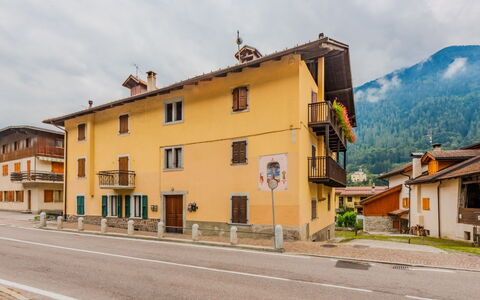 Ca' Alma Dolomia: Building, Window, Town, House, Residential Area, Facade, Neighbourhood, Home, Human Settlement, Slope