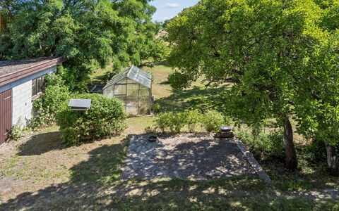 Helge - 10Km from the Sea: Tree, Grass, Leaf, Vegetation, Shrub, Landscape, Garden, Rural Area, Plant Community