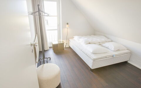 Ehlin - 900M from the Sea: Flooring, Floor, Bedroom, Interior Design, Wood, Bed, Wood Flooring, Furniture, Bedding, Bed Sheet