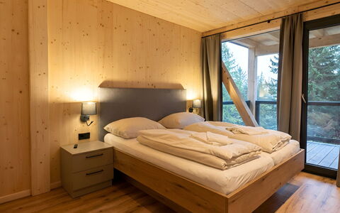02 Nth031 Sup Chalet mit Sauna und Hot Tub 2 Etage: Interior Design, Room, Bedroom, Ceiling, Hardwood, Bed, Wood Stain, Bed Frame