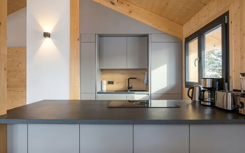 02 Nth031 Sup Chalet mit Sauna und Hot Tub 2 Etage: Kitchen, Ceiling, Countertop, Interior Design, Cabinetry, Kitchen Sink, Light Fixture, Kitchen Appliance, Plumbing Fixture, Home Appliance