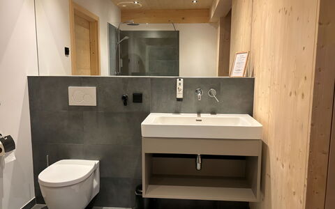 02 Nth031 Sup Chalet mit Sauna und Hot Tub 2 Etage: Flooring, Wood, Floor, Interior Design, Plumbing Fixture, Bathroom Sink, Sink, Bathroom, Plumbing, Apartment