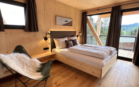 02 Nth051 18B Sup Chalet mit Sauna und Hot Tub 2 e: Hardwood, Wood Stain, Bedroom, Wood Flooring, Bedding, Plank, Log Cabin, Bed Sheet, Plywood, Bed