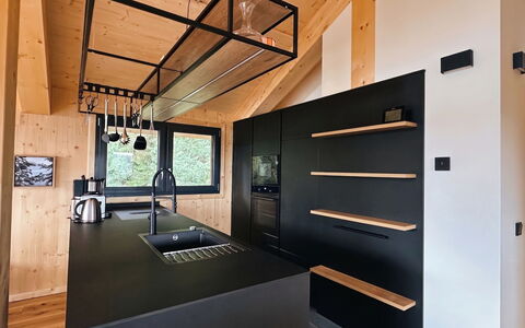 02 Nth051 18B Sup Chalet mit Sauna und Hot Tub 2 e: Wood, Interior Design, Flooring, Ceiling, Floor, Light Fixture, Kitchen, Countertop, Wood Stain, Hardwood
