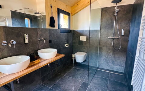 02 Nth051 18B Sup Chalet mit Sauna und Hot Tub 2 e: Flooring, Plumbing Fixture, Floor, Bathroom, Interior Design, Bathroom Sink, Sink, Plumbing, Tap, Tile