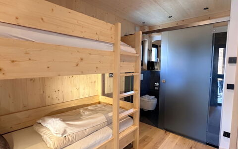 02 Nth051 18B Sup Chalet mit Sauna und Hot Tub 2 e: Wood, Flooring, Furniture, Interior Design, Floor, Bedroom, Ceiling, Bed, Hardwood, Wood Stain