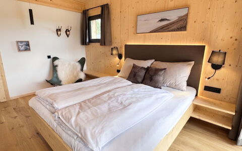 02 Nth051 18B Sup Chalet mit Sauna und Hot Tub 2 e: Bedroom, Bed, Bed Frame, Bedding, Cottage, Bed Sheet, Hardwood, Wood Stain, Suite, Log Cabin