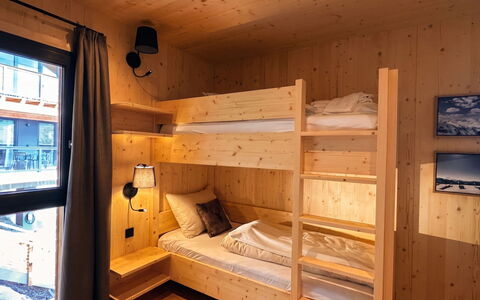 02 Nth051 18B Sup Chalet mit Sauna und Hot Tub 2 e: Wood, Interior Design, Ceiling, Bedroom, Wood Stain, Hardwood, Bed, Bed Frame, Log Cabin, Lumber