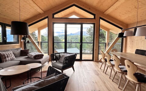 02 Nth051 18B Sup Chalet mit Sauna und Hot Tub 2 e: Wood, Hardwood, Ceiling, Living Room, Chair, Wood Stain, Natural Material, Wood Flooring, Beam, Log Cabin