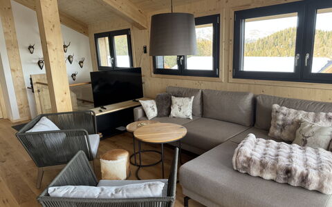 02 Nth051 18B Sup Chalet mit Sauna und Hot Tub 2 e: Furniture, Wood, Interior Design, Flooring, Couch, Floor, Living Room, Home, Room, Throw Pillow