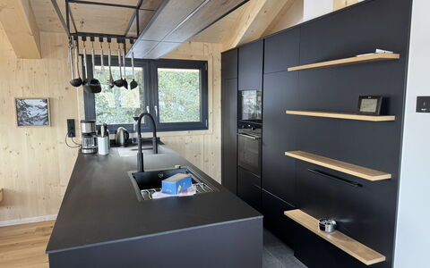 02 Nth051 18B Sup Chalet mit Sauna und Hot Tub 2 e: Wood, Flooring, Interior Design, Kitchen, Floor, Countertop, Furniture, Ceiling, Cabinetry, Light Fixture