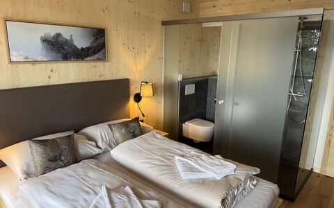 02 Nth051 18B Sup Chalet mit Sauna und Hot Tub 2 e: Bedroom, Bed, Bed Sheet, Interior Design, Bed Frame, Bedding, Furniture, Floor, Flooring, Room
