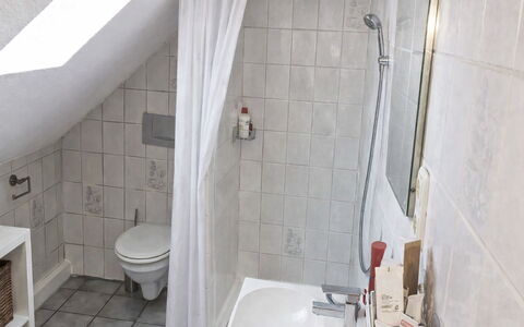 Workbase Nidderau: Bathroom, Plumbing Fixture, Flooring, Wall, Floor, Interior Design, Plumbing, Tap, Room, Bathtub
