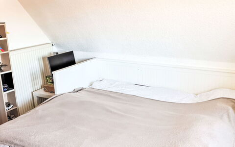 Workbase Nidderau: Bedroom, Wood, Furniture, Linens, Interior Design, Textile, Bed, Bedding, Bed Sheet, Room