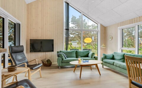 Ylermi - 600M from the Sea: Wood, Interior Design, Flooring, Ceiling, Wood Flooring, Floor, Living Room, Hardwood, Plank, Wood Stain