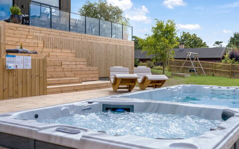 Hubertina - 900M from the Sea: Swimming Pool, Composite Material, Deck, Bathtub, Jacuzzi, Hardwood, Resort, Wood Stain, Patio