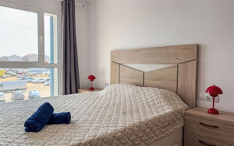 Sonnige Ferien: Furniture, Bed, Interior Design, Floor, Bedroom, Flooring, Wall, Wood, Room, Bed Sheet