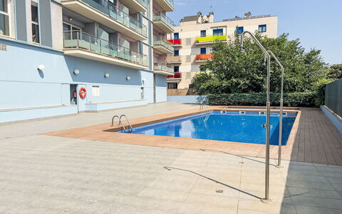 Sonnige Ferien: Building, Apartment, Residential Area, Condominium, Urban Design, Metropolitan Area, Human Settlement, Composite Material, Balcony