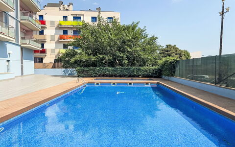 Sonnige Ferien: Blue, Apartment, Residential Area, Swimming Pool, Condominium, Composite Material, Urban Design, Human Settlement, Balcony