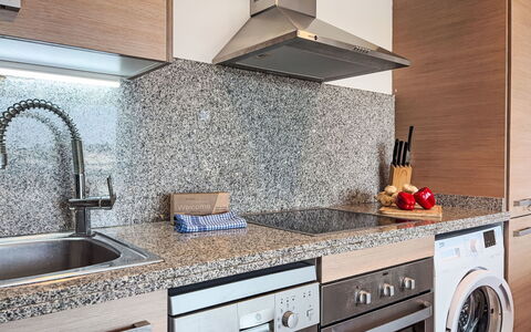Sonnige Ferien: Kitchen, Countertop, Interior Design, Flooring, Kitchen Appliance, Major Appliance, Tap, Cabinetry, Granite, Plumbing Fixture