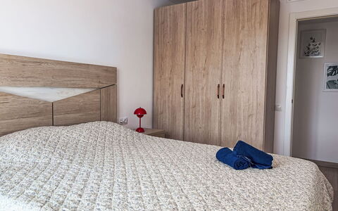 Sonnige Ferien: Bed, Furniture, Bedding, Bedroom, Floor, Interior Design, Bed Sheet, Wall, Flooring, Room