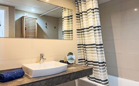 Sonnige Ferien: Bathroom, Interior Design, Flooring, Plumbing Fixture, Wall, Bathroom Sink, Floor, Tap, Textile, Sink