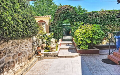 Monte: Residential Area, Hill, House, Home, Resort, Mountain Range, Eco Hotel, Hill Station, Estate, Villa