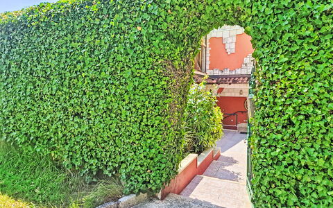 Monte: Residential Area, Hill, House, Home, Resort, Mountain Range, Eco Hotel, Hill Station, Estate, Villa