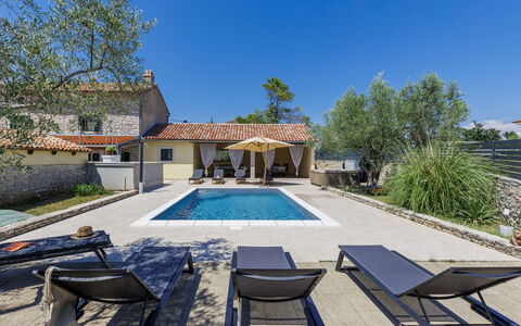Happy: Residential Area, Hill, House, Home, Resort, Mountain Range, Eco Hotel, Hill Station, Estate, Villa