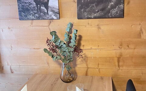 Allalinblick: Wood, Furniture, Table, Flooring, Interior Design, Chair, Kitchen & Dining Room Table, Dining Room, Wood Stain, Restaurant