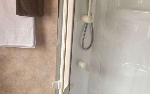 Allalinblick: Floor, Shower, Shower Door, Bathroom, Door, Plumbing, Plumbing Fixture, Shower Head, Door Handle, Tile