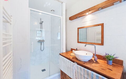 Le Bourg Tressé: Flooring, Interior Design, Plumbing Fixture, Floor, Bathroom, Wood, Bathroom Cabinet, Tap, Ceiling, Room