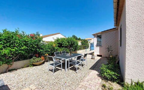 L Escapade Orangeoise: House, Home, Flowerpot, Roof, Residential Area, Door, Composite Material, Flagstone, Houseplant