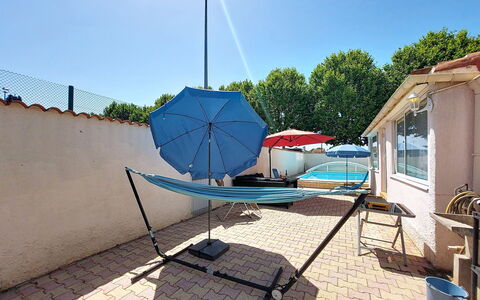 L Escapade Orangeoise: Furniture, Outdoor Furniture, Shade, Chair, Umbrella, Outdoor Table, Sunlounger, Houseplant, Awning