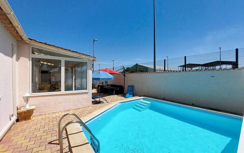 L Escapade Orangeoise: Swimming Pool, Composite Material, Hotel