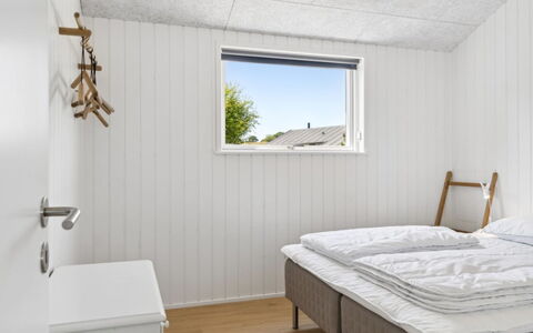 Pia - 350M from the Sea: Wall, Wood, Ceiling, Floor, Flooring, Bedroom, Bedding, Bed Sheet, Bed, Wood Stain