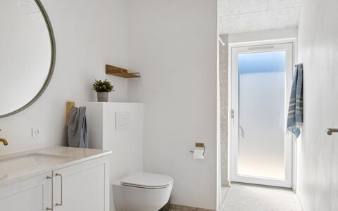 Pia - 350M from the Sea: Wall, Plumbing Fixture, Flooring, Bathroom, Floor, Interior Design, Mirror, Plumbing, Sink, Tap