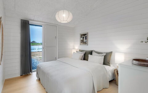 Pia - 350M from the Sea: Wood, Ceiling, Flooring, Floor, Bedroom, Wood Flooring, Hardwood, Plank, Bedding, Bed